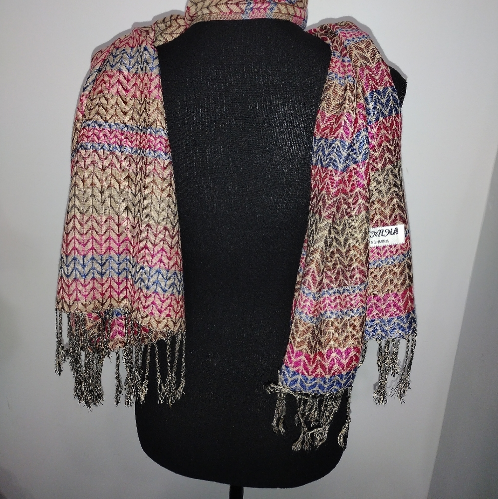 Pashmina multicolor scarf.